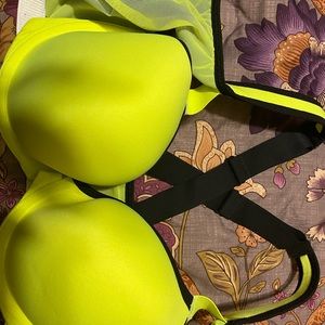 Various Victoria’s Secret bras